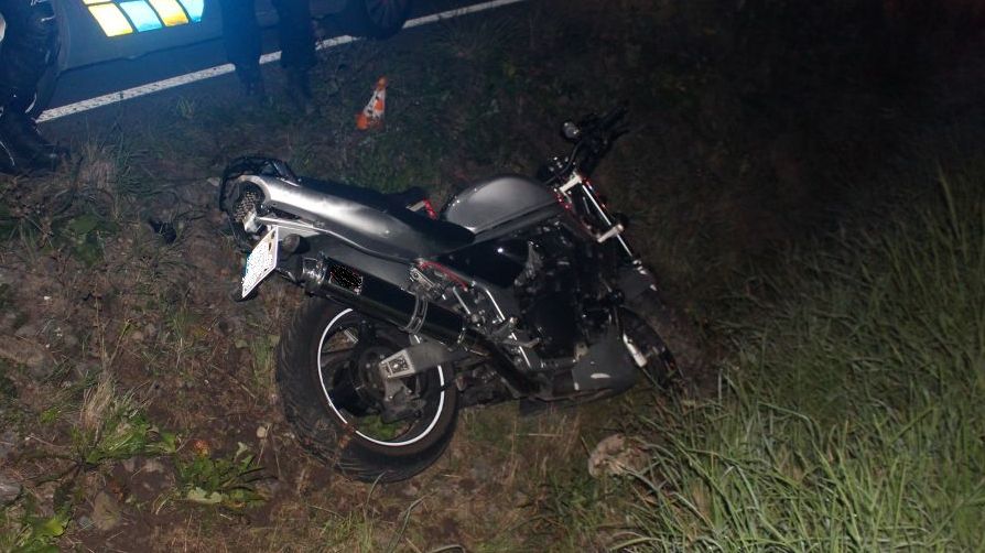 Opilý motorkář si to šněroval od nehody, narazil na hlídku
